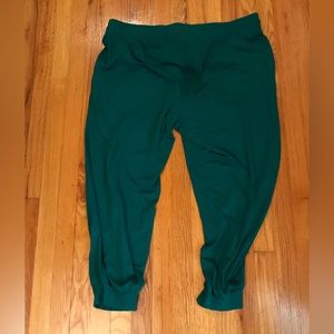 Anybody cropped joggers in green.